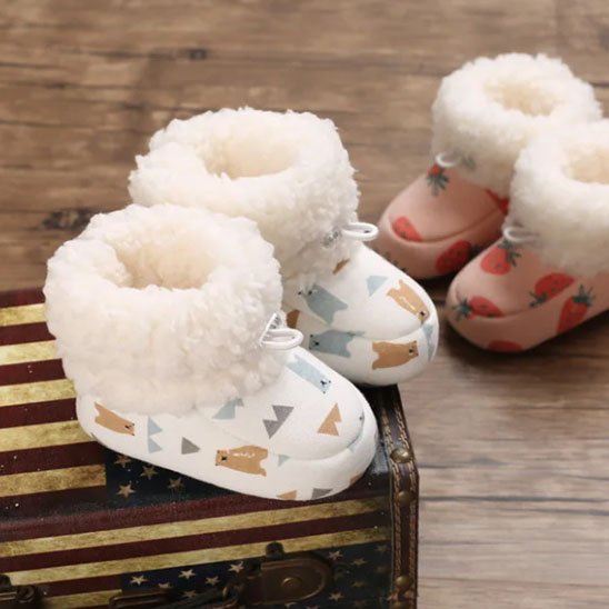 Chaussures bebe blanc ours et rose fruit posées au sol