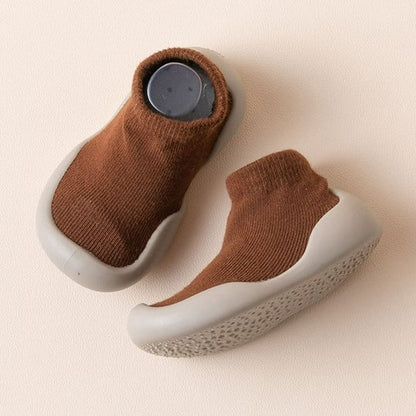 Chaussures bebe marron gaine posés au sol
