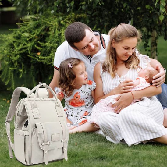 couple avec enfants au parc sac à langer à côté