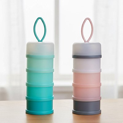 Deux boite doseuse lait posés sur table