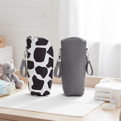 Deux porte biberon gris et noir blanc sur table