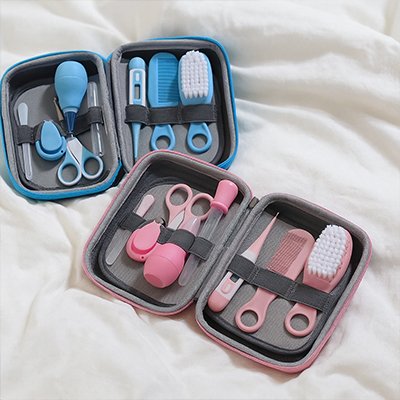 Deux trousse de toilette bebe bleue et rose sur lit