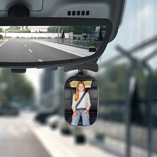 Enfant aperçu à travers miroir voiture bébé