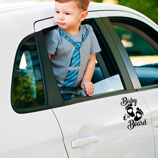Enfant en sécurité maximale avec bébés à bord sur vitre