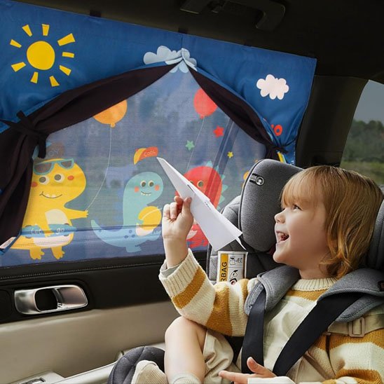 Enfant en voiture avec pare soleil voiture bébé sur vitre