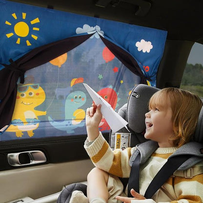 Enfant en voiture avec pare soleil voiture bébé sur vitre