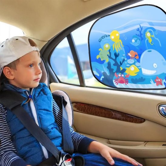 Enfant en voiture près de pare soleil voiture bébé océan