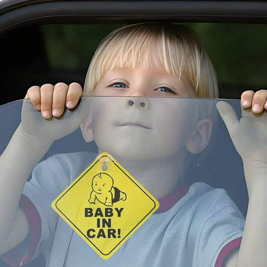 Enfant heureux en sécurité avec bébés à bord sur véhicule