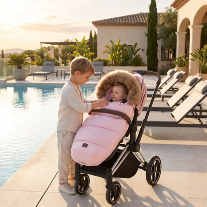 Enfant joue avec bébé dans chancelière poussette rose près piscine