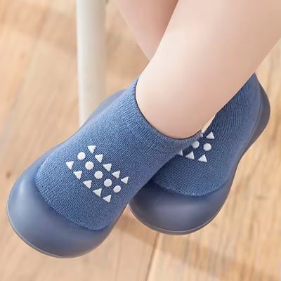 Enfant portant chaussure bebe bleu design croise les pieds