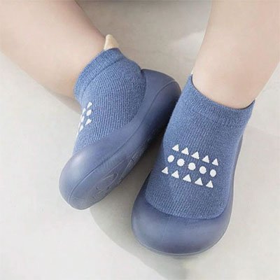 Enfant portant chaussure bebe bleu design pose les pieds