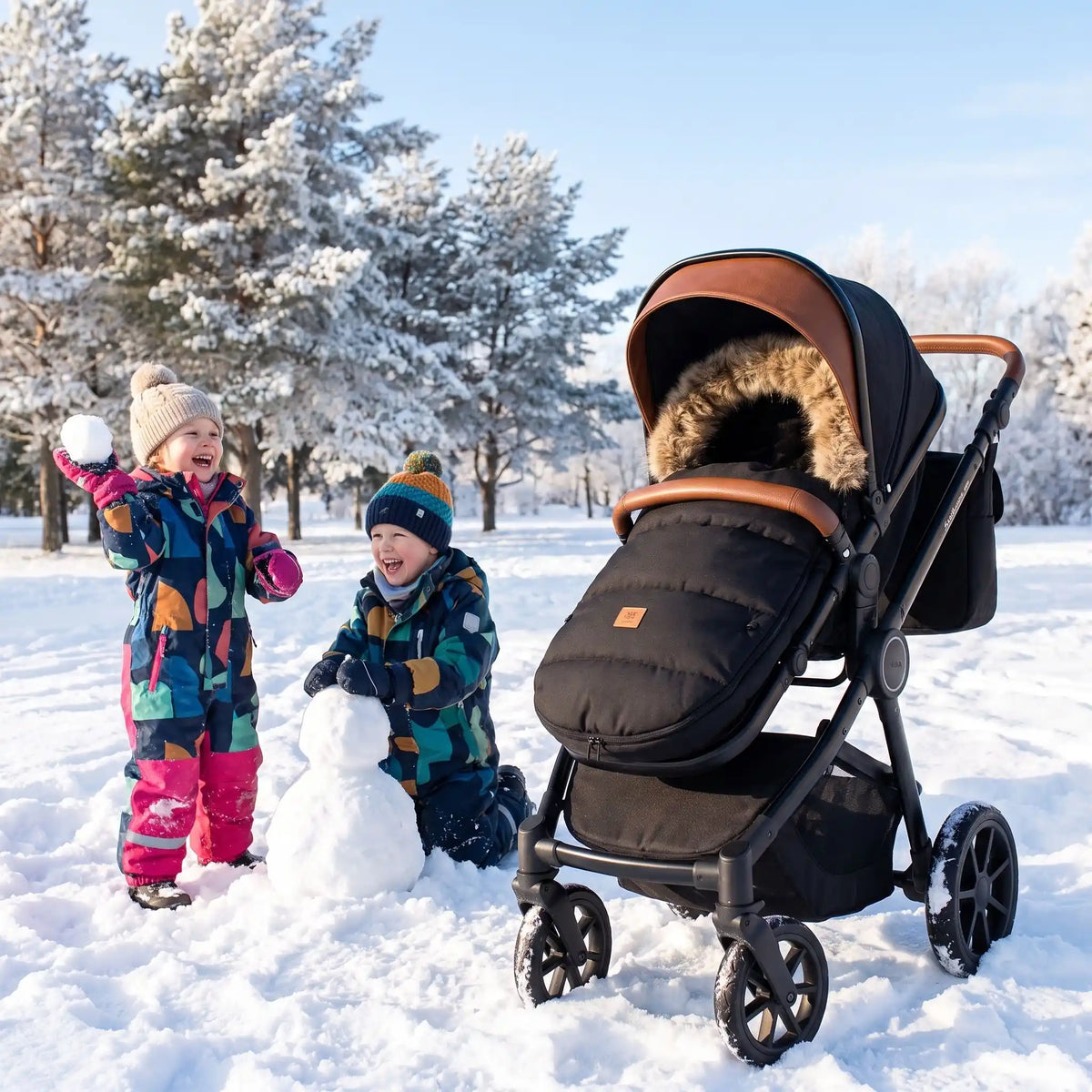 Enfants dans neige près bébé dans chancelière poussette noir fourrure