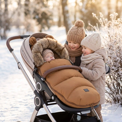 Enfants jouant avec bébé dans chancelière poussette brun
