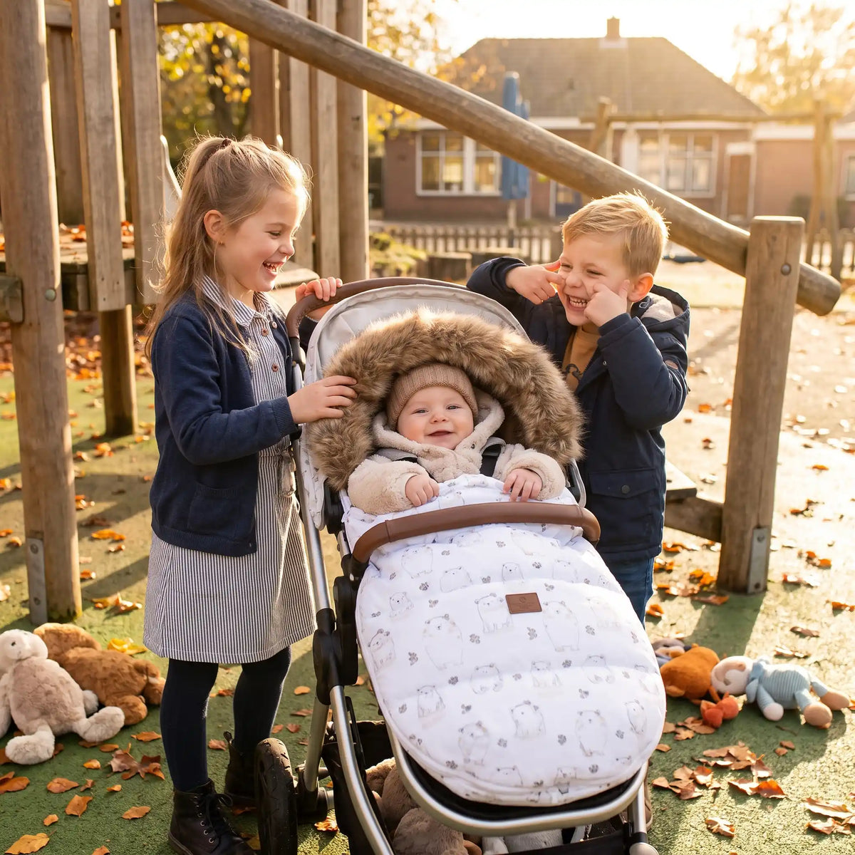 Enfants jouent avec bébé dans chancelière poussette beige ours