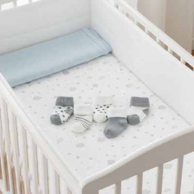 Ensemble cinq paires chaussette bebe gris doux dans berceau