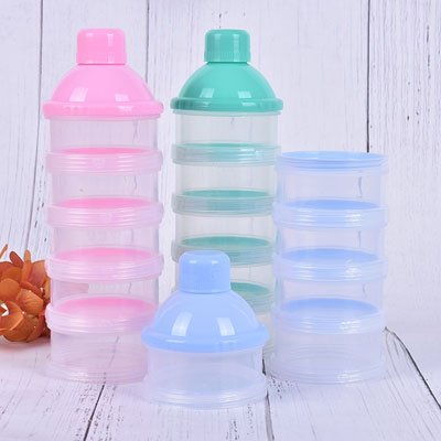 Ensemble de trois boite doseuse lait sur table