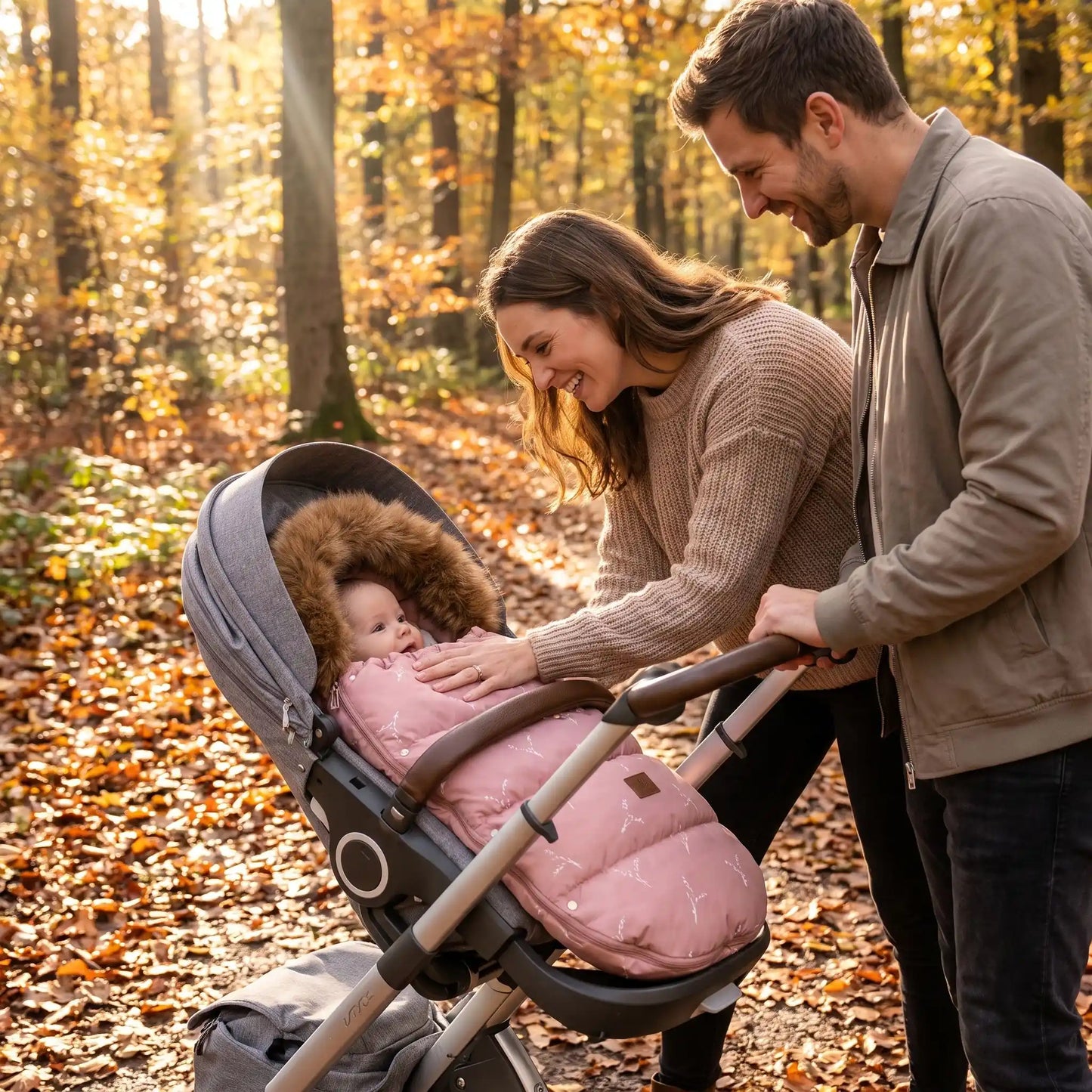 Famille à exterieur avec bébé dans chancelière poussette rose fleural