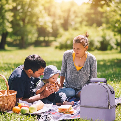 Famille au parc avec porte biberon gris pratique