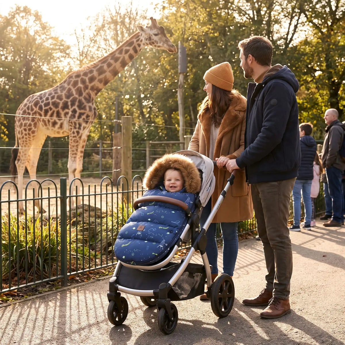 Famille au zoo avec bébé dans chancelière poussette espace