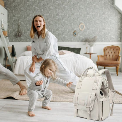 Famille en joie près sac à langer beige tendance