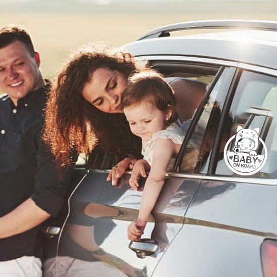Famille en sécurité avec auto collant bébés à bord