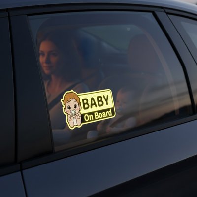 Famille en voiture avec sticker bébé à bord collé