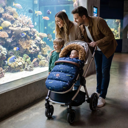 Famille visite aquarium avec bébé dans chancelière poussette espace
