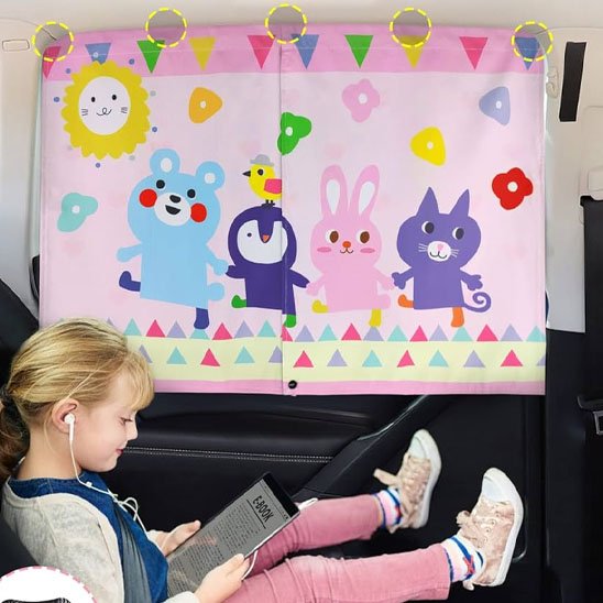 Fille en voiture avec pare soleil voiture bébé sur vitre
