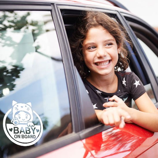Fillette en voiture avec auto collant bébés à bord