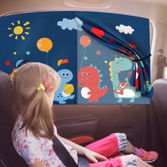 Enfant en voiture avec pare soleil voiture bébé sur vitre