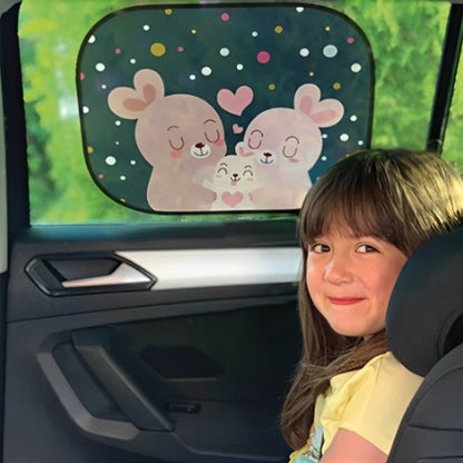 Fillette en voiture près de pare soleil voiture bébé doudou