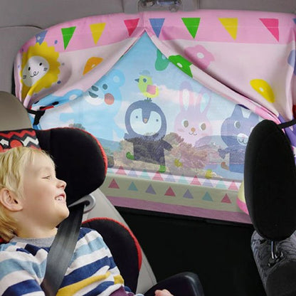 Garçon en voiture avec pare soleil voiture bébé sur vitre