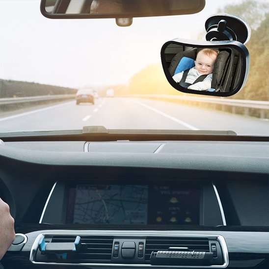 Image de bébé en voiture  à travers miroir voiture bébé 
