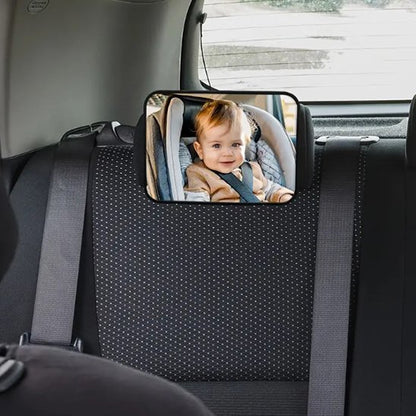 Image de garçonnet en voiture dans miroir voiture bébé