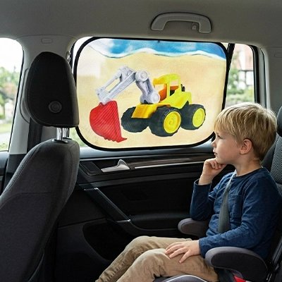 Jeune garçon regarde pare soleil voiture bébé camion
