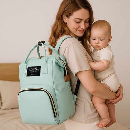 jeune maman avec bébé  porte sac à langer bleu ciel
