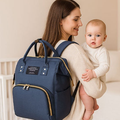 jeune maman avec bébé porte sac à langer bleu
