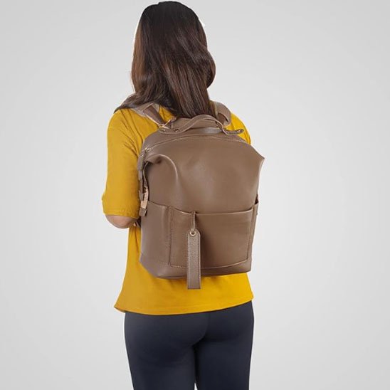 jeune maman avec sac  à langer marron au dos