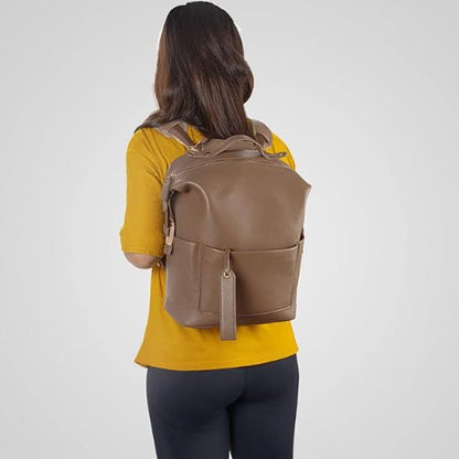 jeune maman avec sac  à langer marron au dos