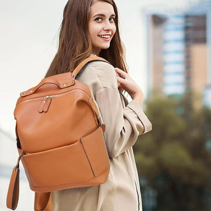 jeune maman avec sac à langer marron en balade