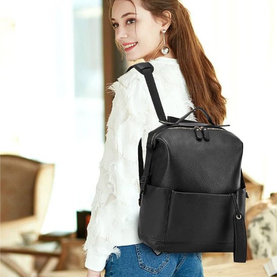 jeune maman souriante avec sac à langer noir au dos