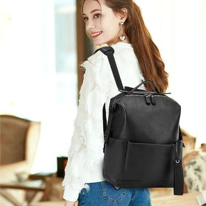 jeune maman souriante avec sac à langer noir au dos