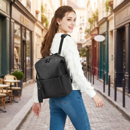 Jeune maman souriante avec sac a langer noir au dos