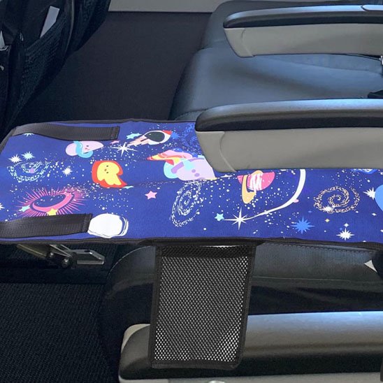 lit de voyage bébé bleu galaxie sur siège