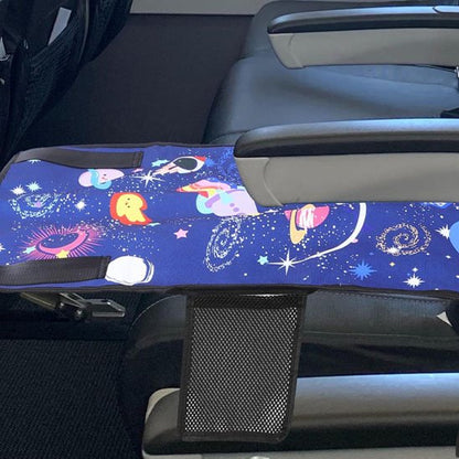 lit de voyage bébé bleu galaxie sur siège