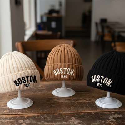 
Lot de trois bonnets bebe beige marron et noir Boston
