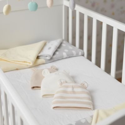 Lot de trois bonnets bebe  lapin  dans berceau