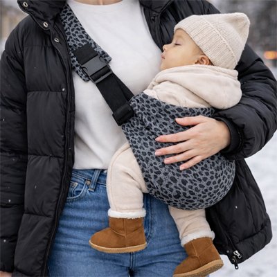 maman en balade porte bébé endormi côté droit dans porte bébé gris noir 