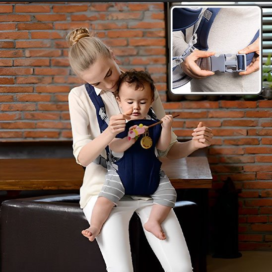 Maman assise avec bébé dans porte bébé bleu nuit