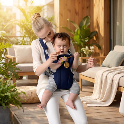 Maman assise avec bébé dans porte bebe bleu nuit